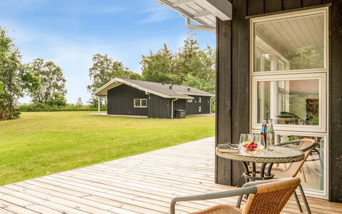 Majvor - 200M from the Sea: Bois, Architecture, Maison, Domicile, Porche, Chalet, Toit, Lot Terre, Siding, Biens