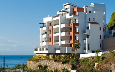 Frontal View: Plante, L'Eau, Nuage, Ciel, Bâtiment, Piscine, Arbre, Ombre, Design Urbain, Loisir