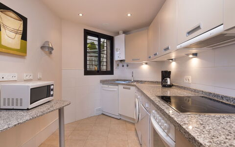 Frontal View: Evier, Comptoir, Cabinetry, Propriété, Cadre, Évier, Robinet, Cuisinière, Cuisine, Bois
