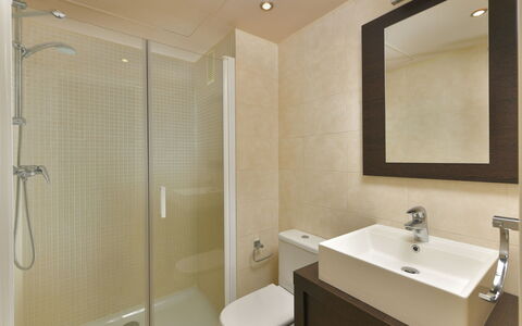Sea Amazing: Miroir, Luminaire Plomberie, Propriété, Évier, Robinet, Tete De Douche, Salle De Bains, Porte De Douche, Lavabo