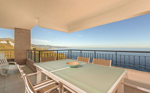 Sea Amazing: Ciel, Meubles, Table, Bâtiment, L'Eau, Bleu Azur, Chaise, Ombre, Bois, Design Intérieur