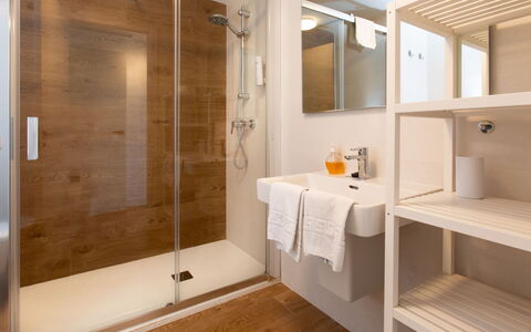 Issea Amazing: Design Intérieur, Sol, Sol, Salle De Bains, Bois, Luminaire Plomberie, Meubles, Plomberie, Éclairage, Pièce