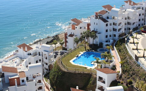 Sea Front: Plante, L'Eau, Nuage, Ciel, Bâtiment, Piscine, Arbre, Ombre, Design Urbain, Loisir