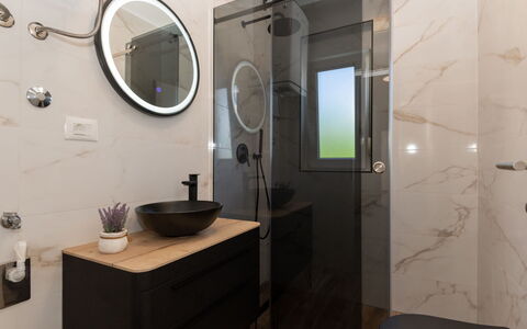 Lucija: Luminaire Plomberie, Salle De Bains, Design Intérieur, Lavabo, Sol, Miroir, Armoire De Toilette, Sol, Évier, Robinet