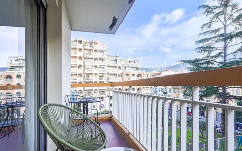 Les Arènes de Cimiez: Ciel, Propriété, Bâtiment, Design Intérieur, Nuage, Architecture, Chaise, Clôture, Ombre, Immobilier