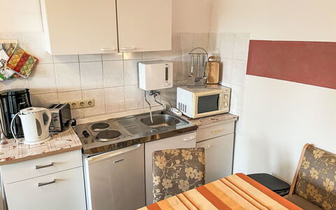 Schmidt (App. 3): Cabinetry, Évier, Comptoir, Appareil De Cuisine, Bois, Gaz Poele, Électroménager, Cuisinière, Cuisine, Evier