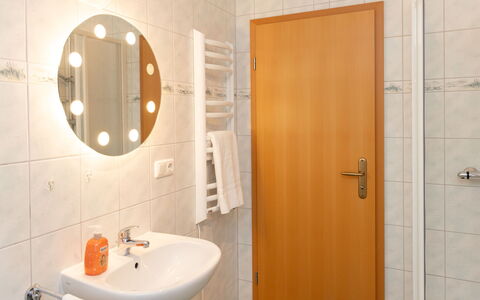 Seerose: Miroir, Robinet, Évier, Luminaire Plomberie, Lavabo, Propriété, Salle De Bains, Bâtiment, Bois