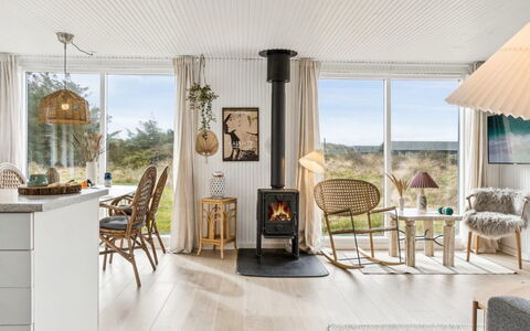 Zina - 600M from the Sea: Meubles, Sol, Chaise, Parquet, Salon, Matériau Naturel, Plante D'Appartement, Pot De Fleur, Dur, Table Cuisine Et Salle A Manger