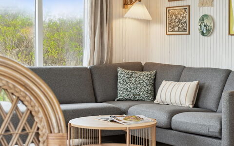 Zina - 600M from the Sea: Meubles, Salon, Matériau Naturel, Tache De Bois, Dur, Chaise, Osier, Plante D'Appartement, Table Basse