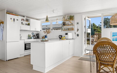 Zina - 600M from the Sea: Sol, Cuisine, Bois, Design Intérieur, Sol, Meubles, Comptoir, Parquet, Cabinetry, Appareil De Cuisine