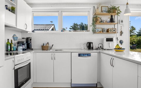 Zina - 600M from the Sea: Appareil De Cuisine, Cuisine, Comptoir, Principaux Appliance, Électroménager, Cabinetry, Design Intérieur, Réfrigérateur, Sol, Évier