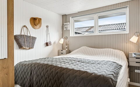 Zina - 600M from the Sea: Bois, Chambre, Lit, Design Intérieur, Linge, Drap De Lit, Literie, Sol, Sol, Plafond
