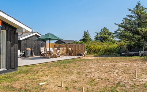 Zina - 600M from the Sea: Ciel, Maison, Toit, Domicile, Lot Terre, Chalet, Ombre, Siding, Pelouse, Biens