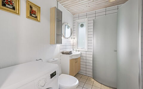 Tancred - 30Km from the Sea: Luminaire Plomberie, Sol, Sol, Design Intérieur, Toilette, Plafond, Salle De Bains, Siège De Toilette, Évier, Plomberie