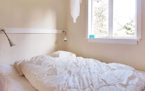 Elisa - 600M from the Sea: Chambre, Lit, Literie, Drap De Lit, Linge, Meubles, Design Intérieur, Textile, Sol, Éclairage