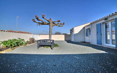 Le Pêcheur: Plante, Ciel, Bâtiment, L'Eau, Propriété, Bleu Azur, Ombre, Parapluie, Mobilier De Jardin, Design Intérieur