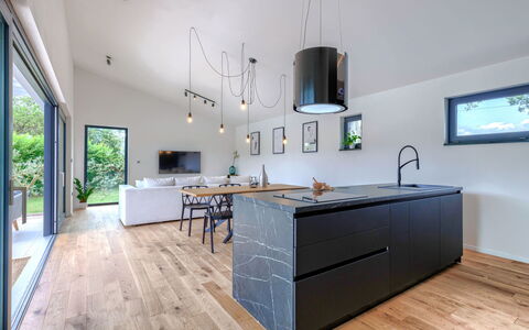 Villa Valla: Comptoir, Cabinetry, Meubles, Plante, Robinet, Bois, Cuisine, Design Intérieur, Appareil De Cuisine, Évier