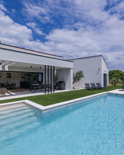 Villa Valla: L'Eau, Nuage, Ciel, Plante, Bleu, Piscine, Ombre, Arbre, Bâtiment, Herbe
