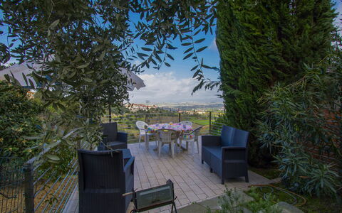 Il Giardino di Lucia: Plante, Ciel, Bâtiment, L'Eau, Propriété, Bleu Azur, Ombre, Parapluie, Mobilier De Jardin, Design Intérieur