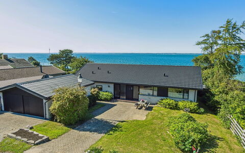 Jovana - 40M from the Sea: Maison, Domicile, Porte, Toit, Chalet, Biens, Jardin, Ombre, Siding, Cour