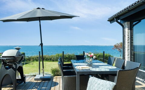 Jovana - 40M from the Sea: Maison, Domicile, Porte, Toit, Chalet, Biens, Jardin, Ombre, Siding, Cour