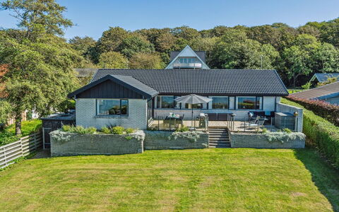 Jovana - 40M from the Sea: Maison, Domicile, Porte, Toit, Chalet, Biens, Jardin, Ombre, Siding, Cour