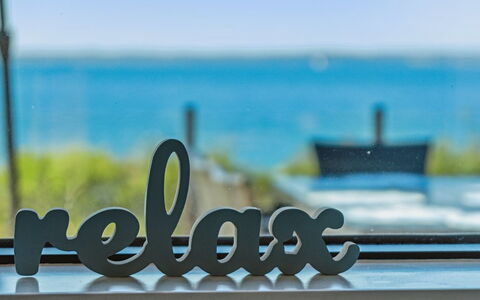 Jovana - 40M from the Sea: Maison, Domicile, Porte, Toit, Chalet, Biens, Jardin, Ombre, Siding, Cour