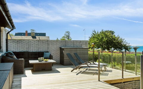 Jovana - 40M from the Sea: Maison, Domicile, Porte, Toit, Chalet, Biens, Jardin, Ombre, Siding, Cour