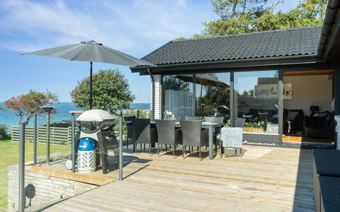 Jovana - 40M from the Sea: Maison, Domicile, Porte, Toit, Chalet, Biens, Jardin, Ombre, Siding, Cour