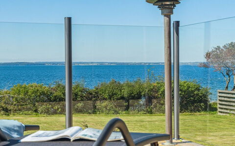 Jovana - 40M from the Sea: Maison, Domicile, Porte, Toit, Chalet, Biens, Jardin, Ombre, Siding, Cour
