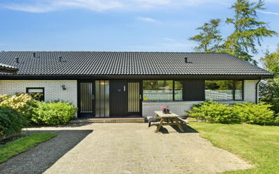 Jovana - 40M from the Sea