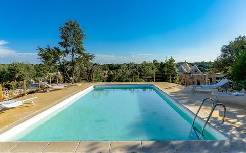 Trulli Di Grieco: L'Eau, Ciel, Propriété, Plante, Piscine, Bleu Azur, Arbre, Ombre, Rectangle, Loisir