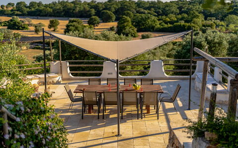 Trulli Di Grieco: Table, Plante, Meubles, Communauté Des Plantes, Chaise, Bâtiment, Arbre, Mobilier De Jardin, Ombre, Tableau De Plein Air