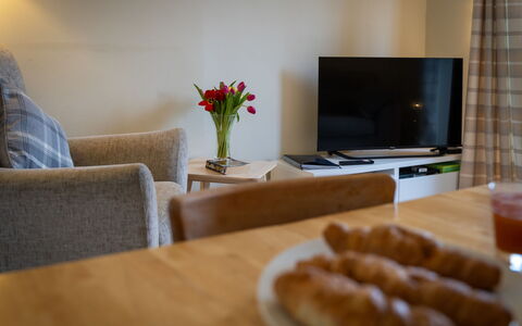 1 Railway Cottage: Table, Aliments, Vaisselle, Meubles, Confort, Canapé, Fleur, Assiette, Design Intérieur, Bureau