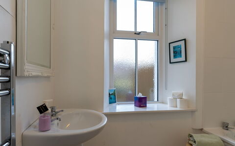 1 Railway Cottage: Propriété, Robinet, Évier, Miroir, Luminaire Plomberie, Lavabo, Bleu Azur, Salle De Bains, Violet
