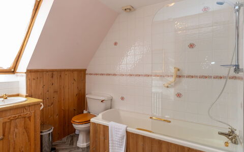 Lower Curr: Propriété, Luminaire Plomberie, Bois, Design Intérieur, Sol, Sol, Salle De Bains, Ligne, Armoire De Toilette, Tiroir