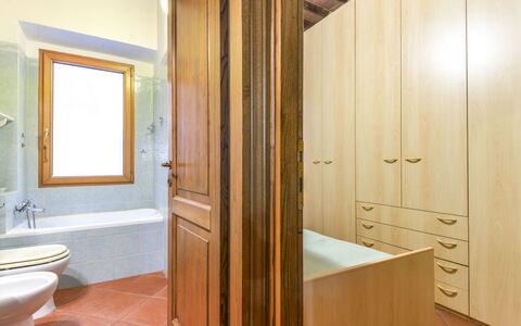 Il Marinaio: Propriété, Évier, Luminaire Plomberie, Cabinetry, Miroir, Bois, Robinet, Design Intérieur, Salle De Bains, Sol