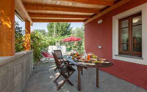 Casa Iris - Versilia, Holiday Home with Pool: Meubles, Propriété, Table, Bâtiment, Plante, Chaise, Bois, Ombre, Design Intérieur, Fenêtre