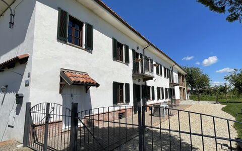 Casa 'il Nocciolo': Ciel, Propriété, Fenêtre, Plante, Bâtiment, Nuage, Architecture, Clôture, Porte, Maison