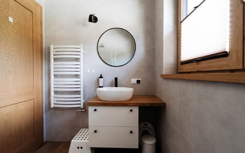 Domek Pod Szarowym Lasem: Miroir, Propriété, Luminaire Plomberie, Robinet, Lavabo, Bois, Design Intérieur, Salle De Bains, Toilette, Bâtiment