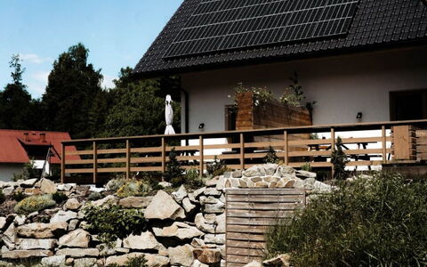 Domek Pod Szarowym Lasem: Ciel, Plante, Bâtiment, Nuage, Propriété, Fenêtre, Maison, Paysage Naturel, Arbre, Bois