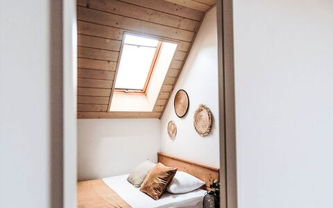 Domek Pod Szarowym Lasem: Design Intérieur, Chambre, Bois, Sol, Sol, Lit, Drap De Lit, Literie, Plafond, Éclairage
