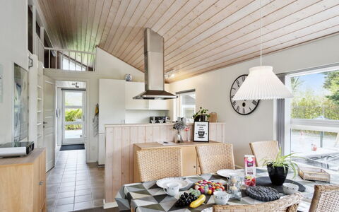 Bajram: Meubles, Design Intérieur, Sol, Plafond, Bois, Luminaire, Sol, Chaise, Cuisine, Éclairage