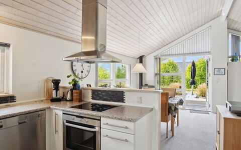Bajram: Cuisine, Comptoir, Design Intérieur, Sol, Plafond, Bois, Meubles, Cabinetry, Appareil De Cuisine, Sol