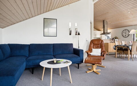 Bajram: Meubles, Design Intérieur, Canapé, Plafond, Salon, Sol, Sol, Domicile, Appartement