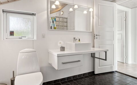 Bajram: Luminaire Plomberie, Salle De Bains, Évier, Lavabo, Design Intérieur, Sol, Sol, Armoire De Toilette, Robinet, Miroir
