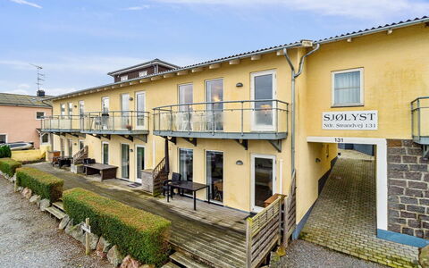 Henna - 50M from the Sea: Bois, Toit, Architecture, Domicile, Maison, Chalet, Siding, Dur, Pente, Biens
