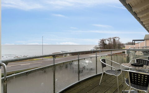 Henna - 50M from the Sea: Bois, Toit, Architecture, Domicile, Maison, Chalet, Siding, Dur, Pente, Biens