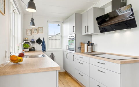 Sebiorn - 5M from the Sea: Cuisine, Comptoir, Cabinetry, Appareil De Cuisine, Meubles, Sol, Design Intérieur, Bois, Principaux Appliance, Sol