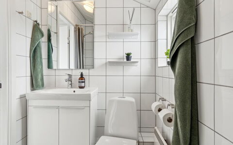 Sebiorn - 5M from the Sea: Design Intérieur, Sol, Luminaire Plomberie, Évier, Sol, Salle De Bains, Armoire De Toilette, Robinet, Lavabo, Toilette